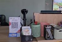 Fainnah Cosmetic di Kabupaten Sampang memanfaatkan QRIS BRI untuk mempermudah transaksi pembayaran pelanggan dan membantu pencatatan keuangan usaha.