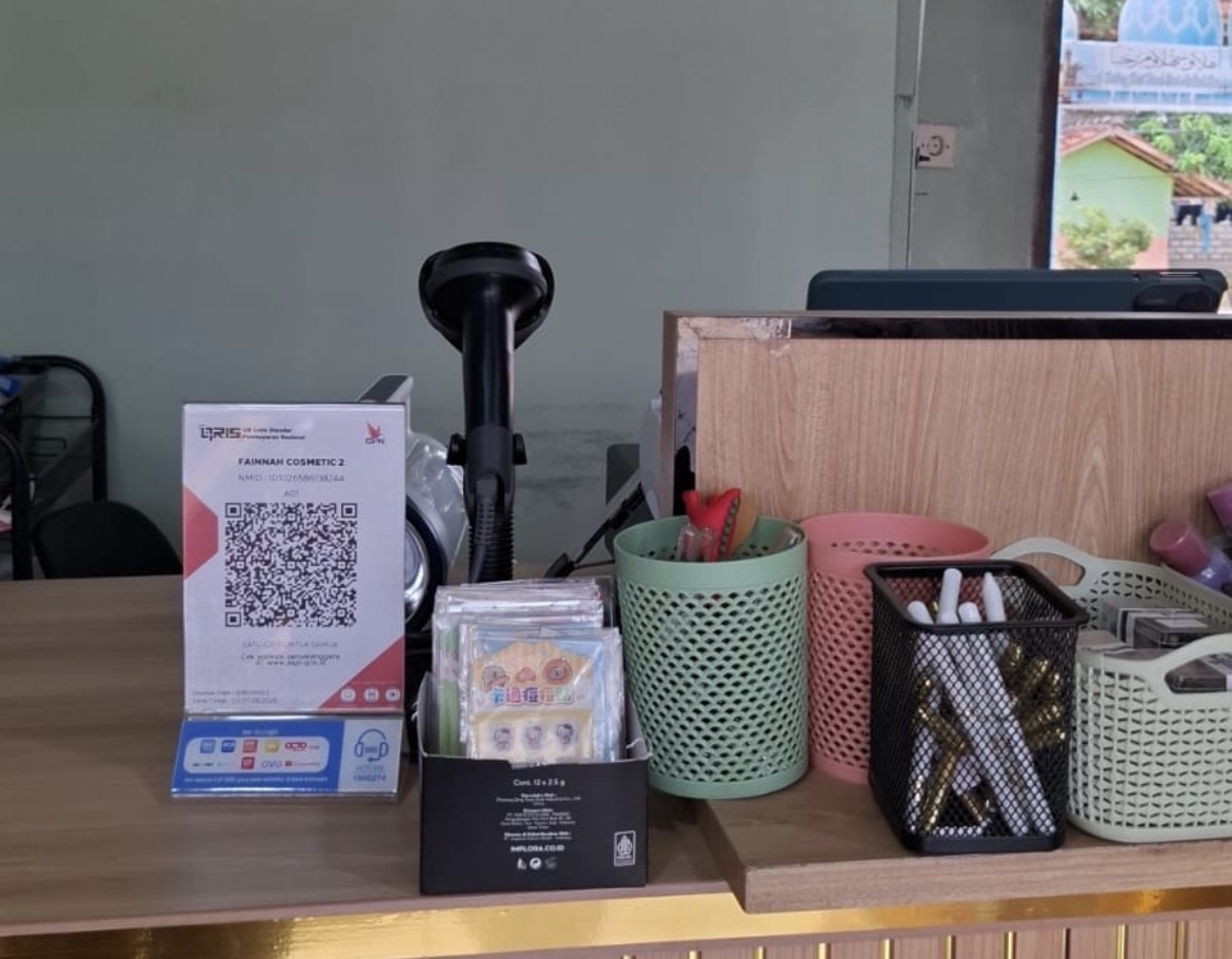 Fainnah Cosmetic di Kabupaten Sampang memanfaatkan QRIS BRI untuk mempermudah transaksi pembayaran pelanggan dan membantu pencatatan keuangan usaha.