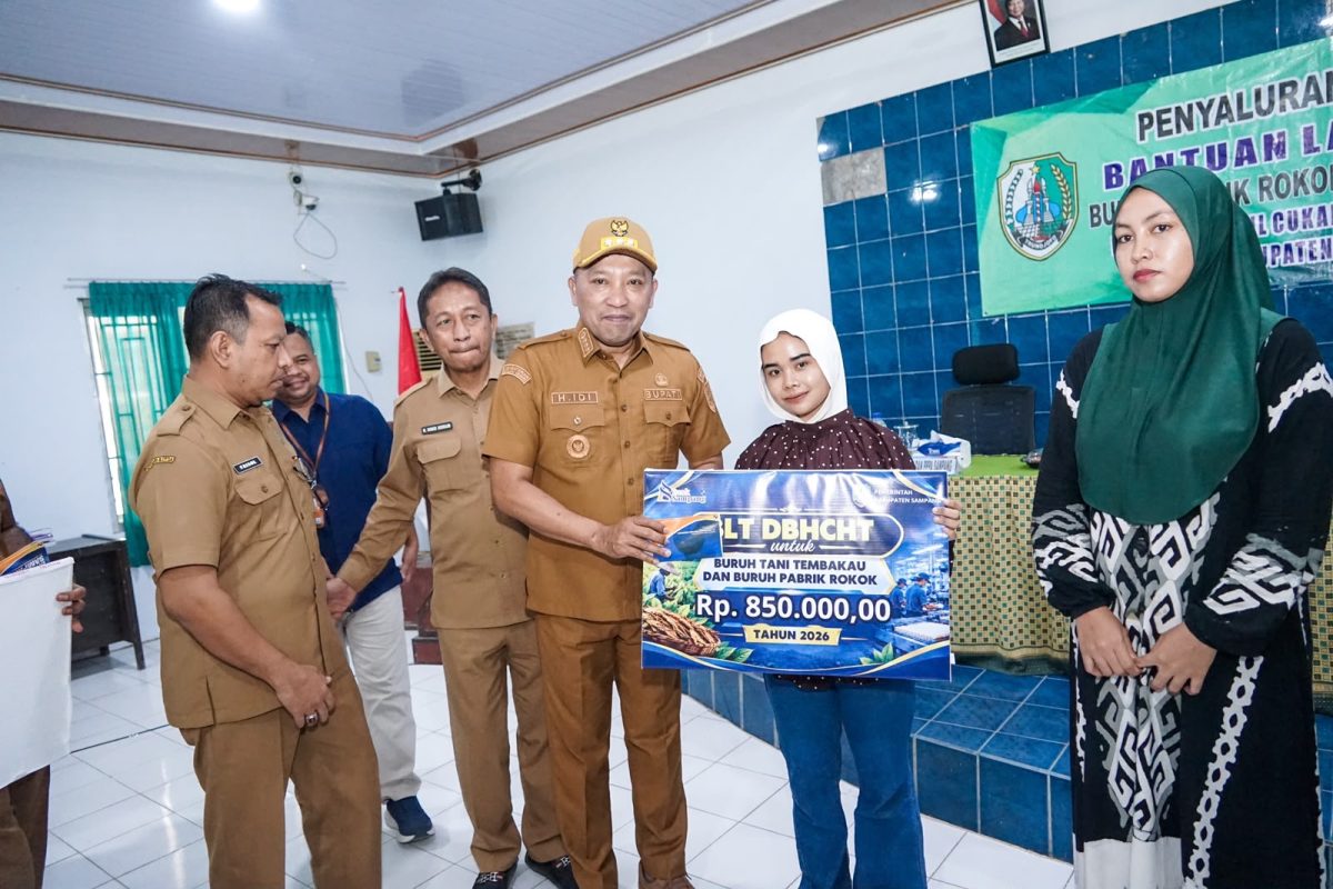Pemkab Sampang menyalurkan buku tabungan BLT DBHCHT 2026 kepada buruh pabrik rokok dan buruh tani tembakau.