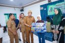 Pemkab Sampang menyalurkan buku tabungan BLT DBHCHT 2026 kepada buruh pabrik rokok dan buruh tani tembakau.