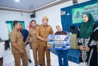 Pemkab Sampang menyalurkan buku tabungan BLT DBHCHT 2026 kepada buruh pabrik rokok dan buruh tani tembakau.