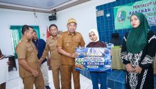 Pemkab Sampang menyalurkan buku tabungan BLT DBHCHT 2026 kepada buruh pabrik rokok dan buruh tani tembakau.