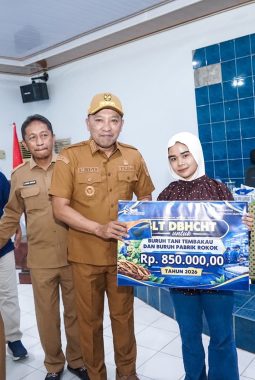 Pemkab Sampang Salurkan Buku Tabungan BLT DBHCHT 2026 untuk Buruh Rokok dan Petani Tembakau