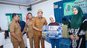 Pemkab Sampang menyalurkan buku tabungan BLT DBHCHT 2026 kepada buruh pabrik rokok dan buruh tani tembakau.