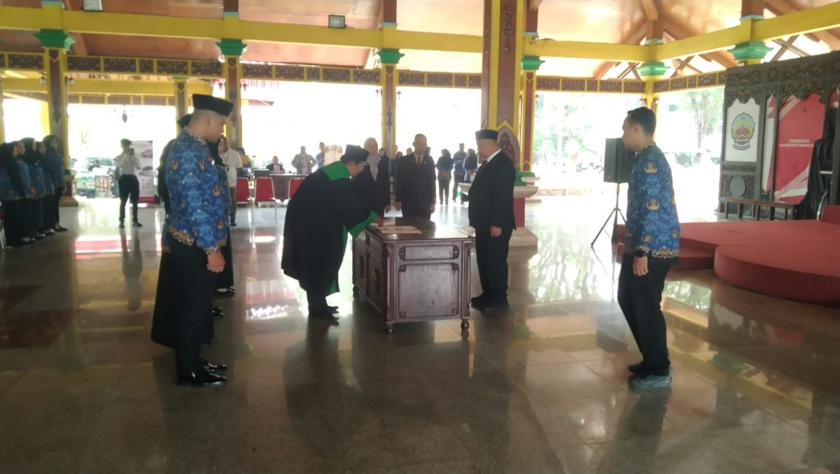 Sebanyak 321 PNS di lingkungan Pemkab Bangkalan mengucapkan sumpah janji di Pendopo Agung, Rabu (28/10/2026). BKPSDA menyiapkan pengembangan E-Presensi untuk memperkuat pengawasan disiplin pegawai pada 2027.