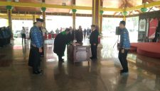 Sebanyak 321 PNS di lingkungan Pemkab Bangkalan mengucapkan sumpah janji di Pendopo Agung, Rabu (28/10/2026). BKPSDA menyiapkan pengembangan E-Presensi untuk memperkuat pengawasan disiplin pegawai pada 2027.