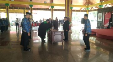 Sebanyak 321 PNS di lingkungan Pemkab Bangkalan mengucapkan sumpah janji di Pendopo Agung, Rabu (28/10/2026). BKPSDA menyiapkan pengembangan E-Presensi untuk memperkuat pengawasan disiplin pegawai pada 2027.